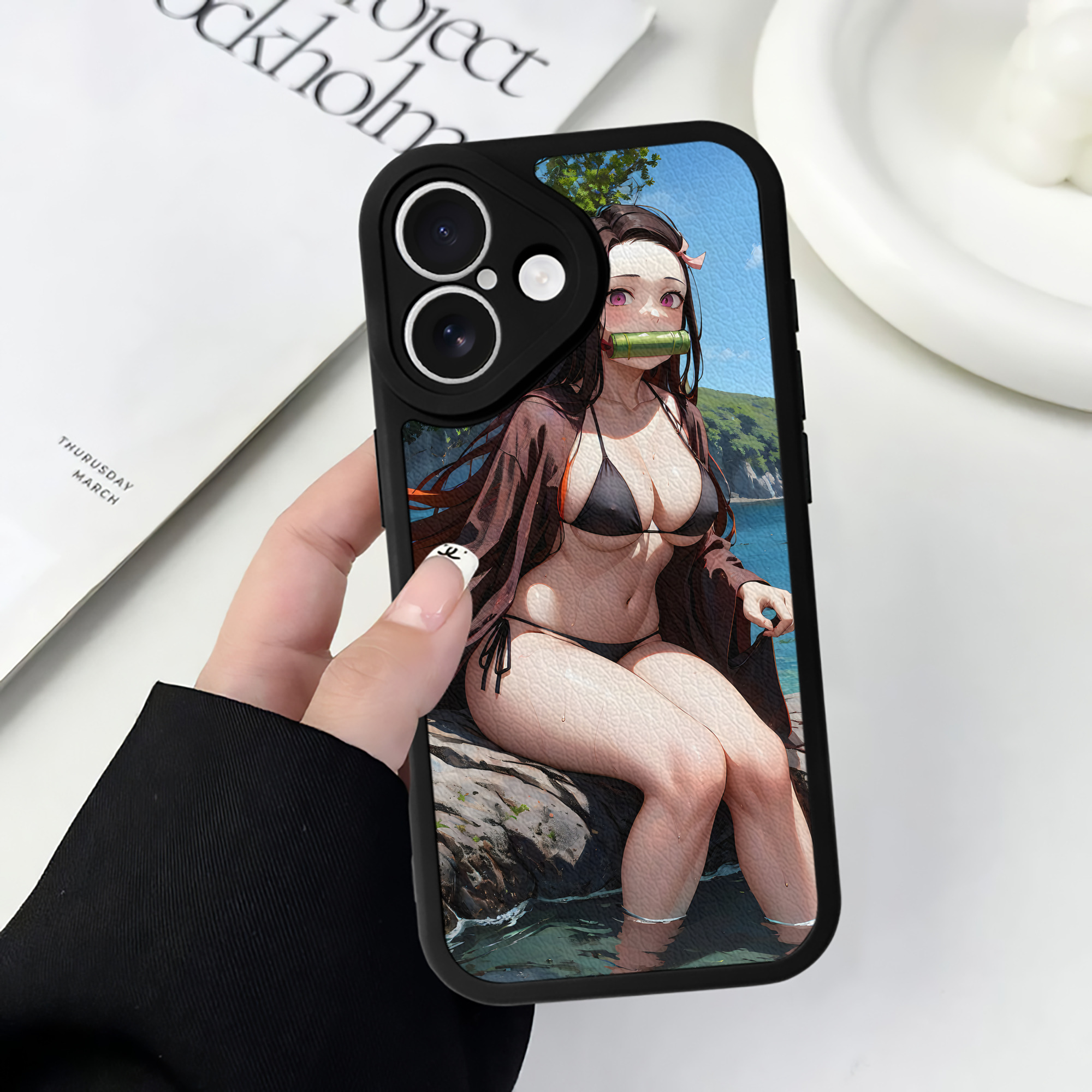 （画像用） 鬼滅の刃（きめつのやいば）竈門 禰󠄀豆子／かまど ねずこ Kamado Nezuko 【iPhone 16シリーズ対応】シリコンスマホケース（レザー調） 材質：シリコン